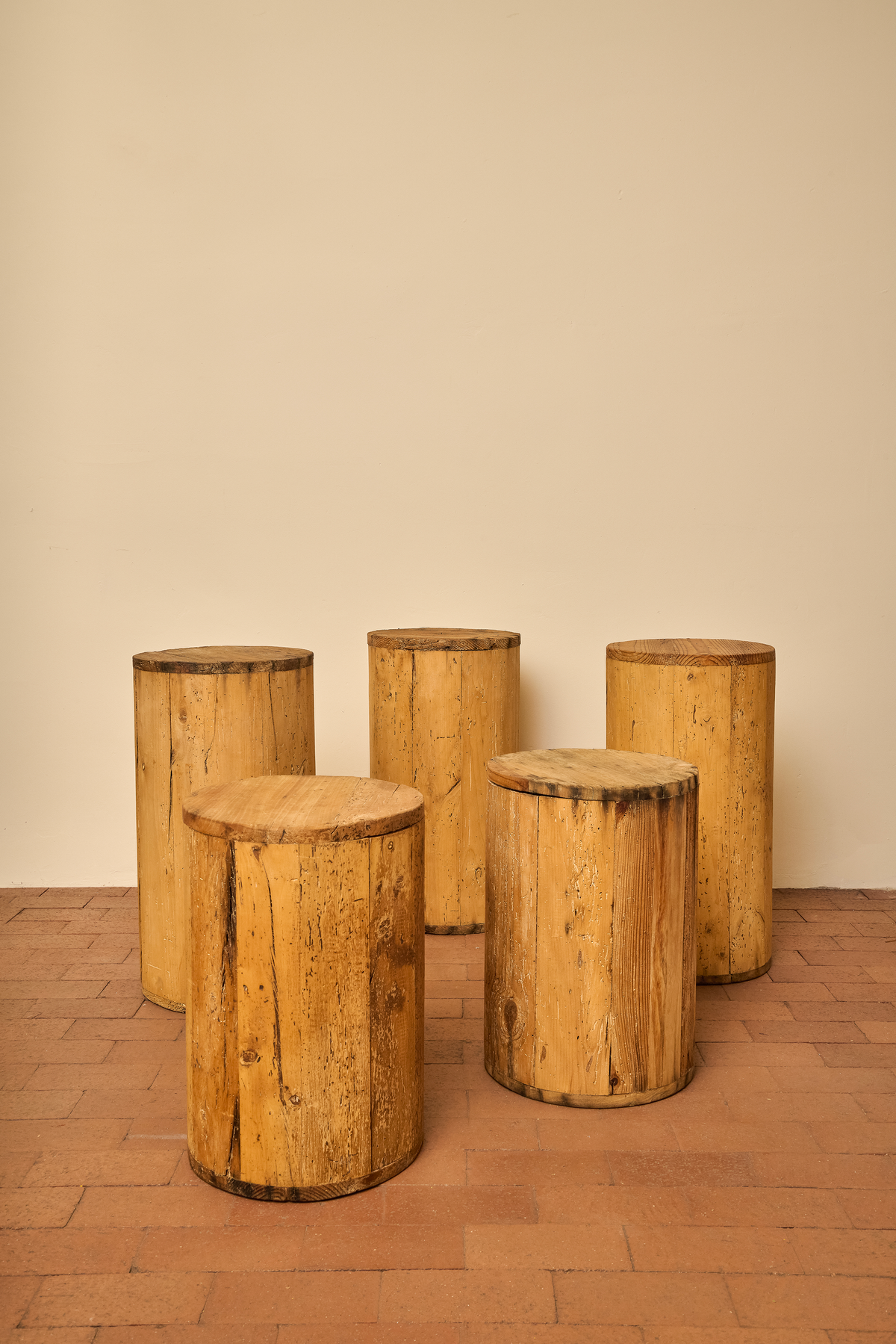 CYLINDRICAL PEDESTALS