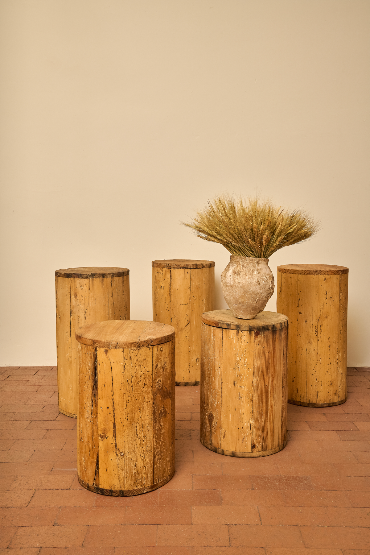 CYLINDRICAL PEDESTALS