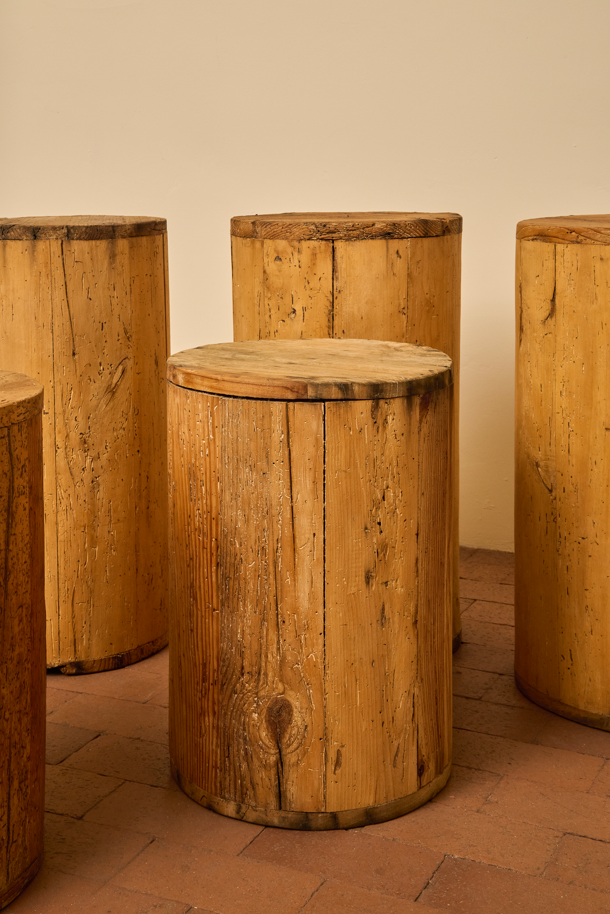 CYLINDRICAL PEDESTALS