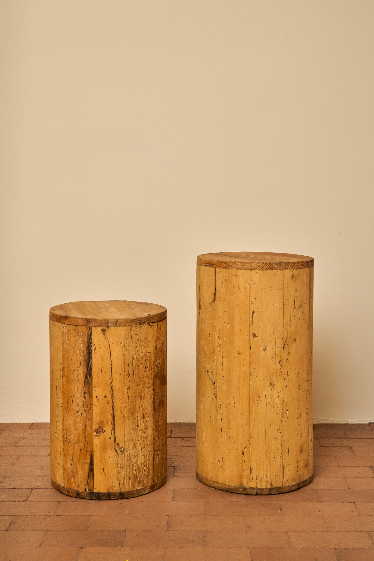 CYLINDRICAL PEDESTALS