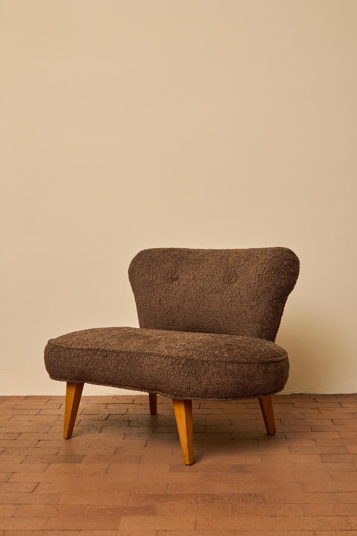 MID-CENTURY CHAUFFEUSE