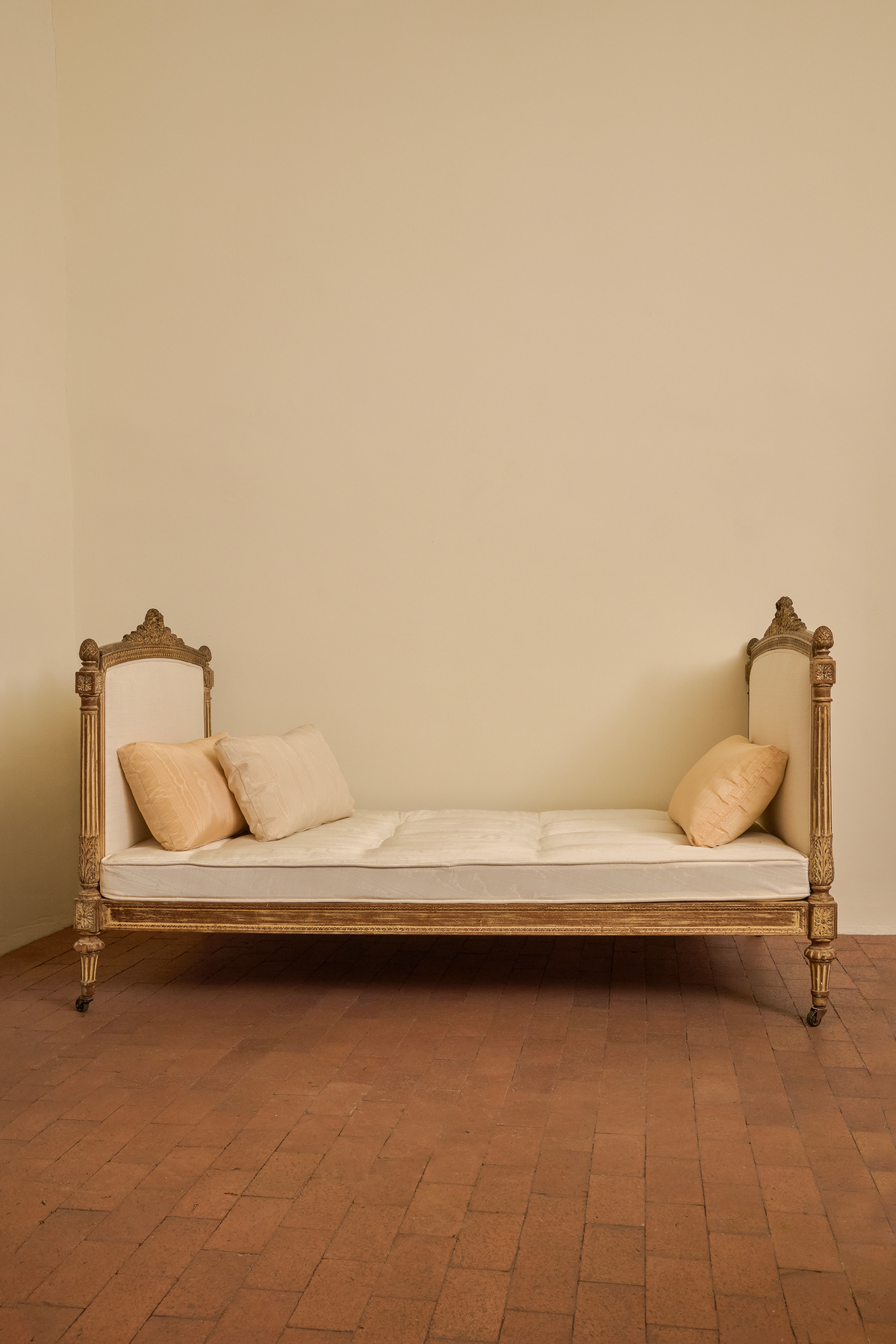 ANTIQUE PROVINCIAL DAYBED